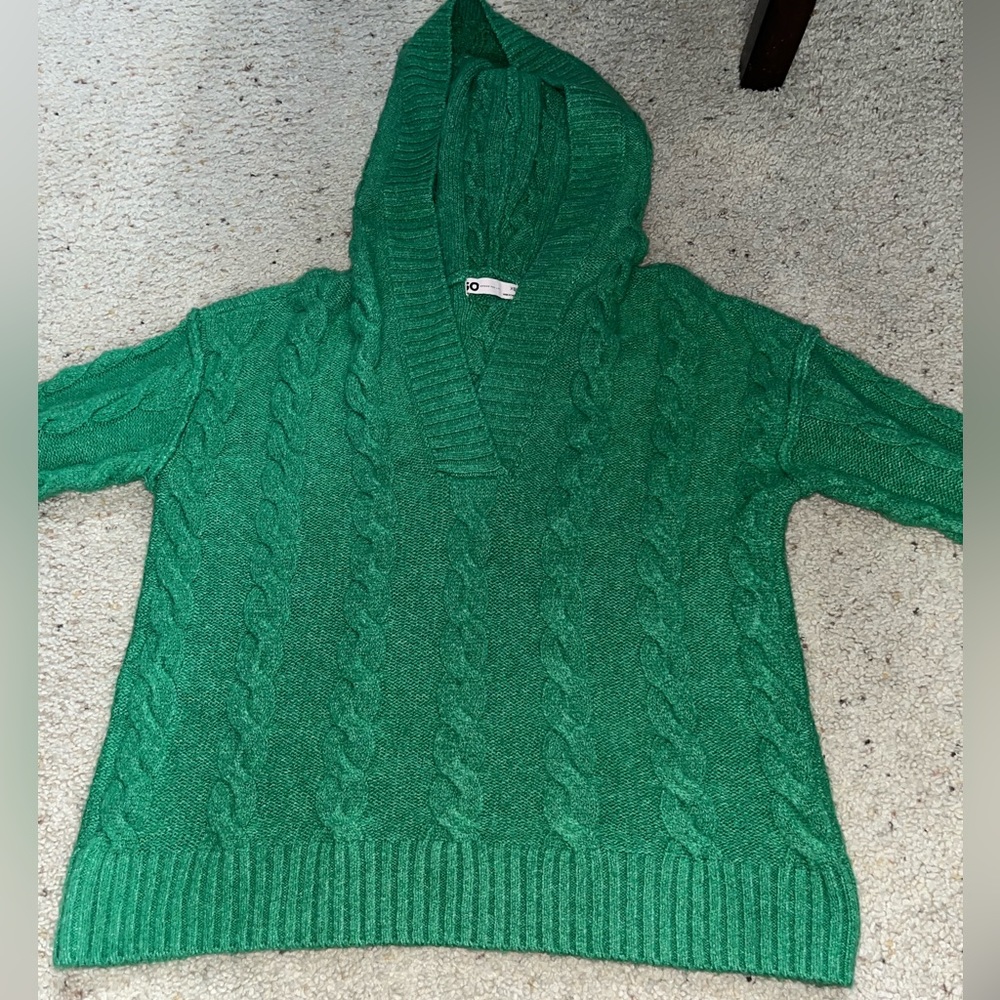 Green cropped sweater with hood